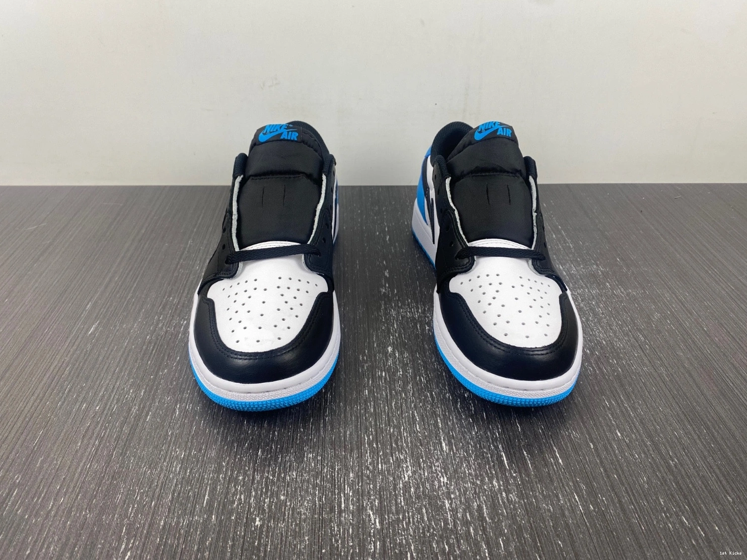 - UNC CZ0790-104 Low Retro 1 OG Jordan 0403